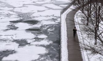 Sniježne padavine nastavljaju da otežavaju život u Čikagu, izazvane brojne nesreće