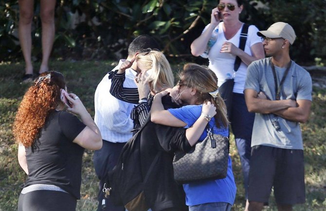 Florida: Bivši učenik ubio 17 osoba u školi, 19-godišnjak uhapšen (VIDEO)