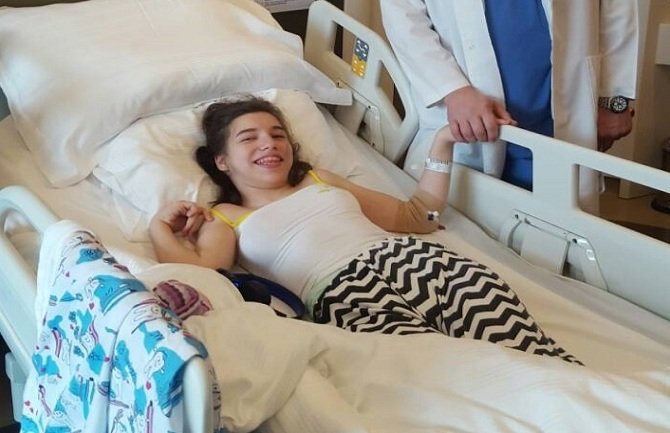 Djevojčica iz Ulcinja se uspješno liječi u Turskoj, potrebna joj je naša pomoć