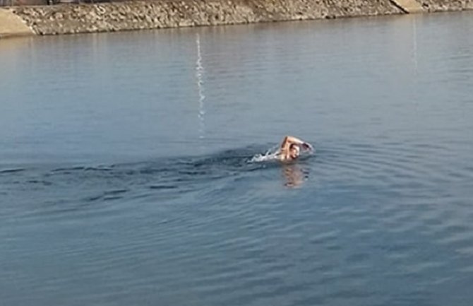 Nikšićani se okupali usred februara u Krupcu (FOTO)