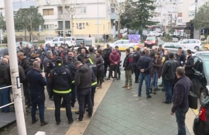 Policajci pušteni da se brane sa slobode