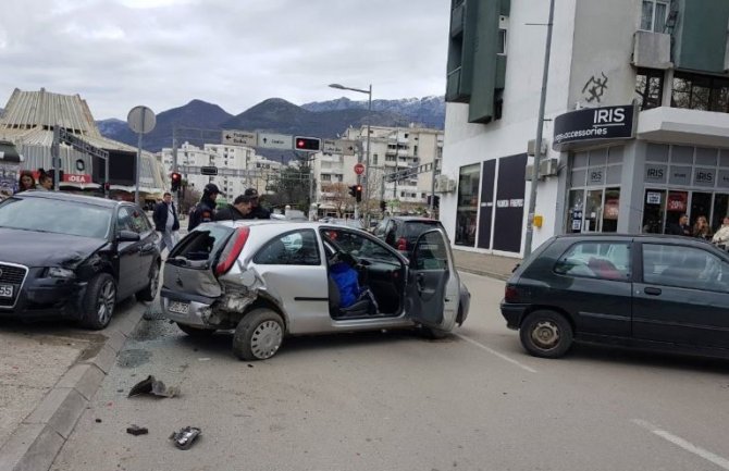 Udes u Baru: Povrijeđeni vozač i dijete