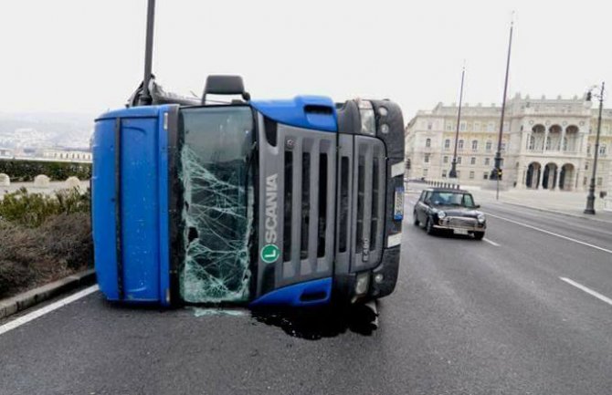 Trst: Jak vjetar obarao stabla, prevrtao kamione (FOTO)