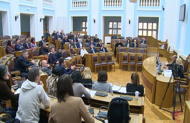 Dio opozicije neće prisustvovati sjednici lokalnog parlamenta