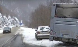 Sudar autobusa i automobila kod Novog Pazara, tri osobe poginule, tri povrijeđene (VIDEO)