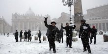 I vatikanski sveštenici se obradovali snijegu: Grudvanje na glavnom trgu (VIDEO)