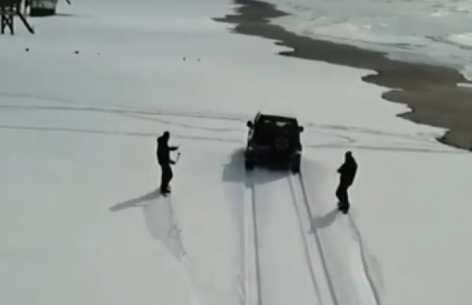 Atrakcija u Ulcinju: Snoubording na plaži (VIDEO)