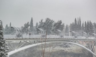  Snijeg u Podgorici nakon više od 5 godina, manje šetača i manje saobraćajne gužve (FOTO)