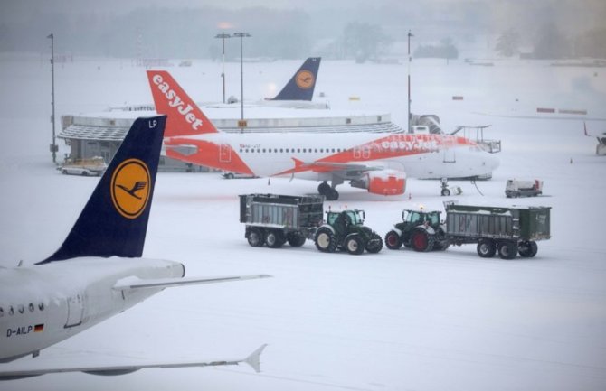 Zatvoren aerodrom u Ženevi, zaledio Dunav, u Rimu saobraćajni kolaps