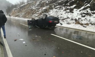 Prevrnuo se automobil, jedna osoba povrijeđena(FOTO)