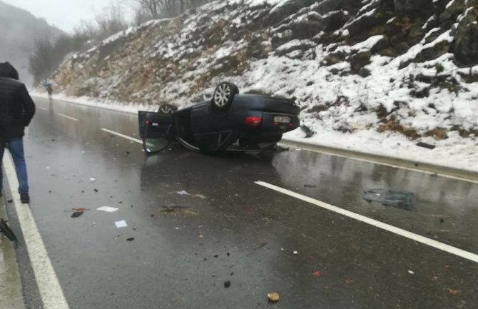 Prevrnuo se automobil, jedna osoba povrijeđena(FOTO)