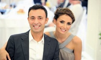 Turski mediji Eminu predstavljaju kao beskrupuloznu, Mustafu kao prevaranog muža, pjevačica već podnijela tužbe