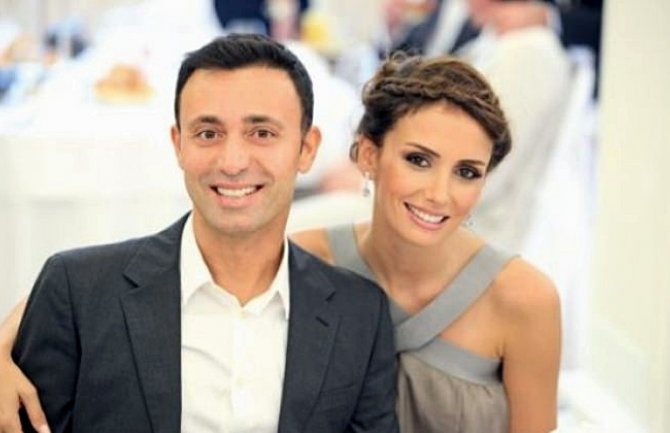 Turski mediji Eminu predstavljaju kao beskrupuloznu, Mustafu kao prevaranog muža, pjevačica već podnijela tužbe