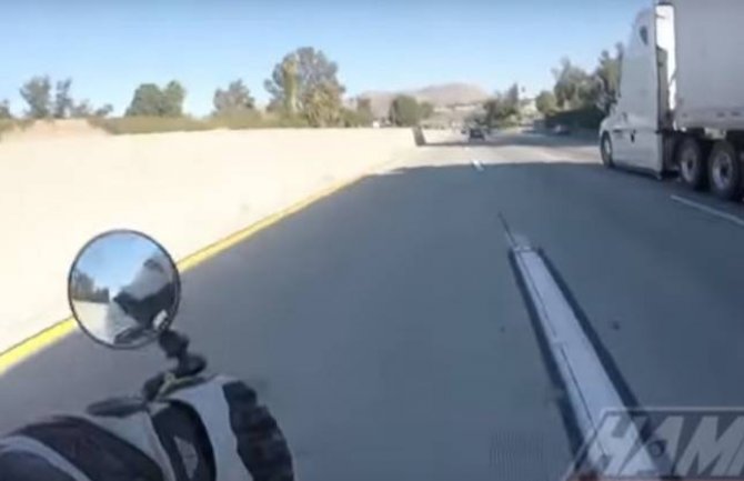 Motorom podletio pod šleper, nevjerovatnom srećom prošao sa dvije ogrebotine