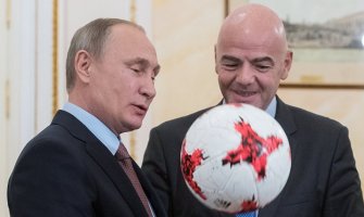 Putin i Infantino igrali fudbal u zelenoj sobi moskovskog Kremlja(VIDEO) 