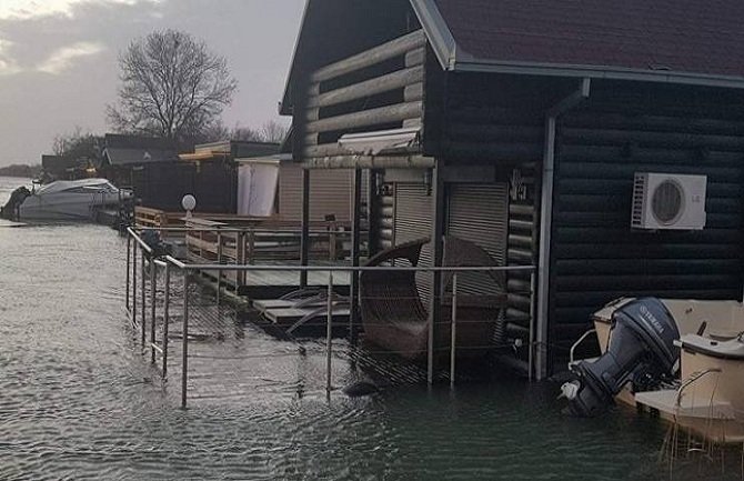 U veliki broj kućica na Adi Bojanini ulila voda