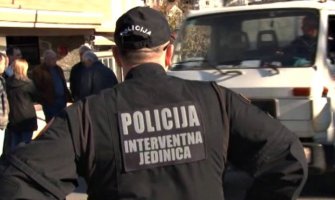 Oglasila se policija: Podgoričanin udario glavom o vrata vozila; Prijetio policajcima:Stric mi je načelnik, sve ću kući da vas poćeram