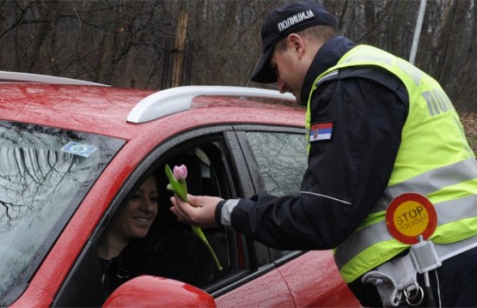 Srbijanke oduševljene gestom: Policajci poklanjali cvijeće ženama vozačima (FOTO)