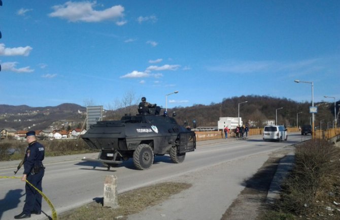 Doboj: Zapucao na policiju, tukao ih pištoljem pa oteo taksi i pobjegao