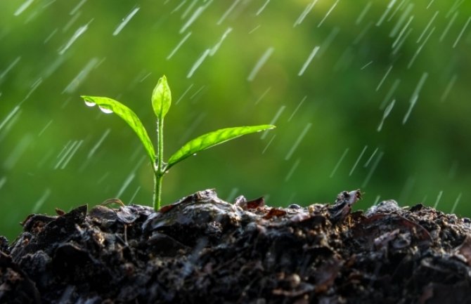 Promjenljivo oblačno, povremeno kiša ili pljuskovi