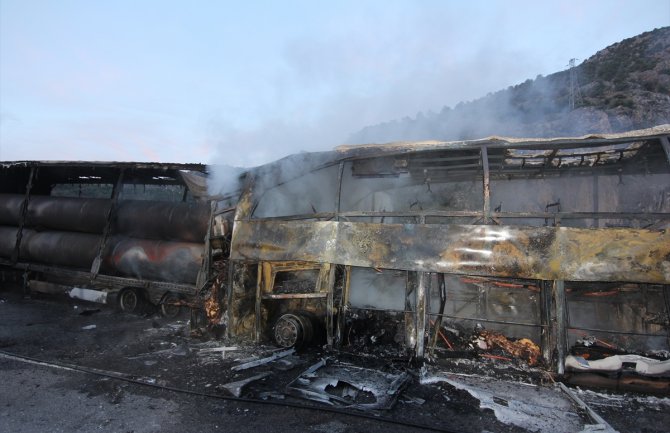 Autobus udario u kamion pa se zapalio, 13 osoba stradalo, 20 povrijeđeno(FOTO)