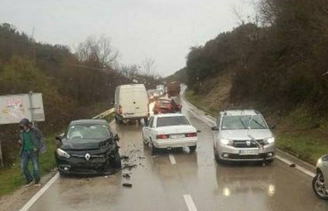 Udes u Radanovićima, više vozila učestvovalo (FOTO)