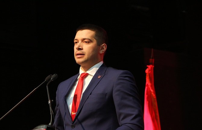 Kolić: Nikoliću, žalosno je što kličete profiteru, kameleonu i političkoj krvopiji