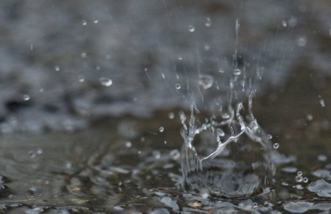 Na snazi crveni meteoalarm za jug, pljuskovi, grmljavina...