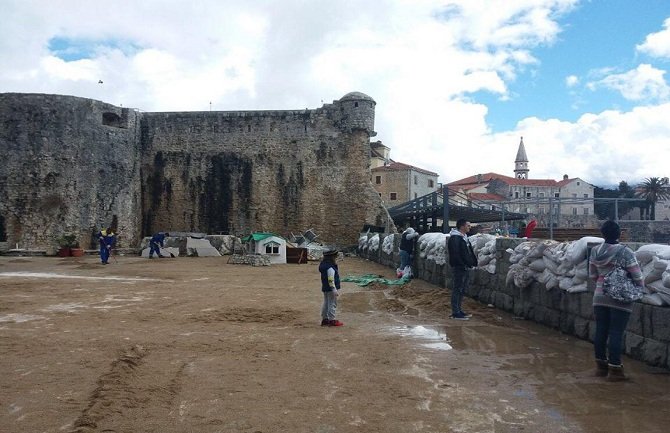 Budva: More se povuklo, situacija pod kontrolom