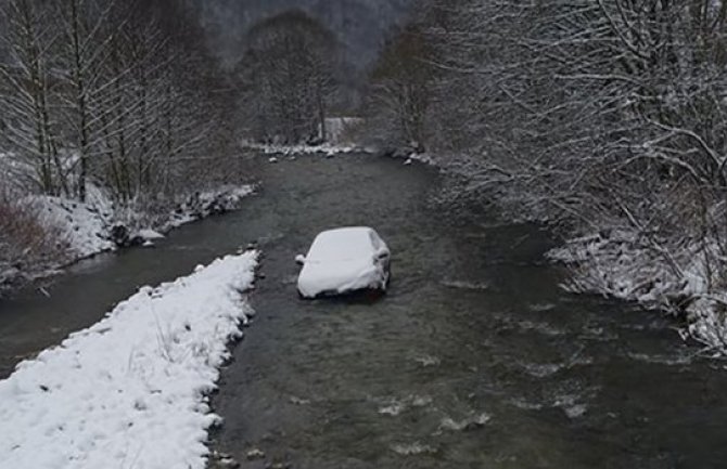 Zavijani automobil nosila rijeka