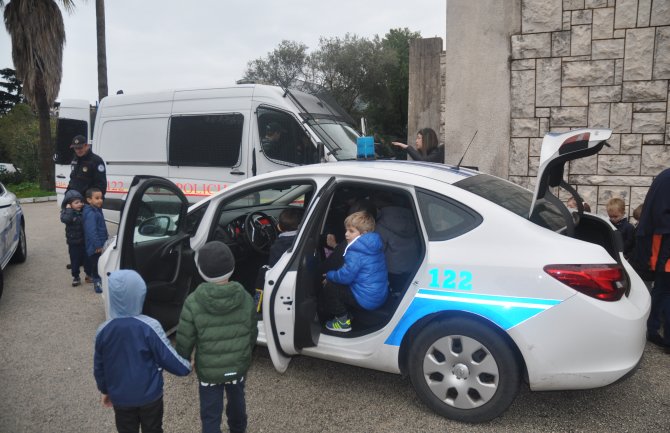 Djeca iz vrtića učila od policijskih službenika osnove bezbjednosti saobraćaja