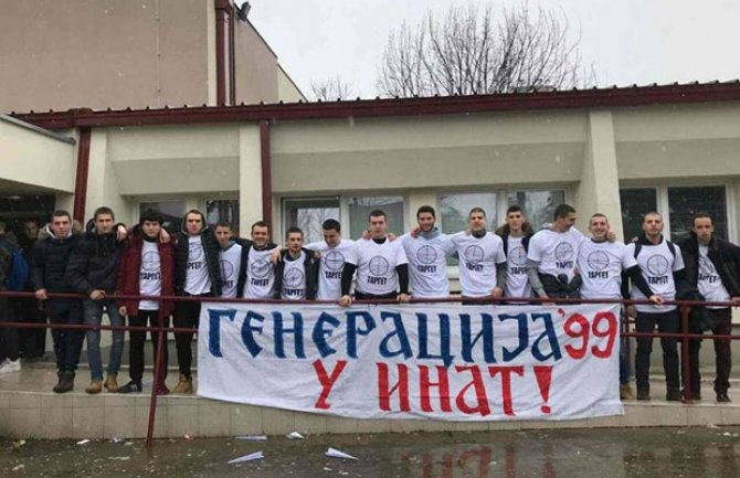 Gimnazijalci iz DG minutom ćutanja odali poštu svima koji su nevino stradali tokom NATO agresije(VIDEO)