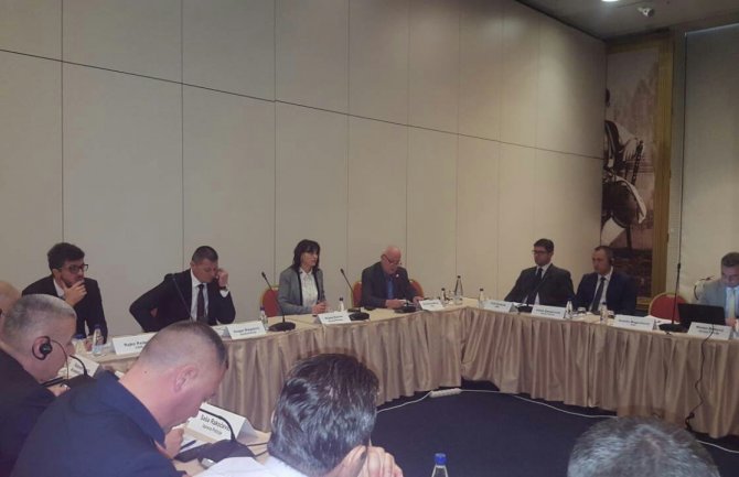 Prezentuju način djelovanja savremenih policijskih stuktura u rješavanju kriza 