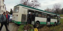 Niš: Autobus sletio sa puta; Vozač uzviknuo: Pređite pozadi, nemam kočnice  (FOTO/VIDEO)