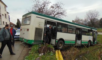 Niš: Autobus sletio sa puta; Vozač uzviknuo: Pređite pozadi, nemam kočnice  (FOTO/VIDEO)