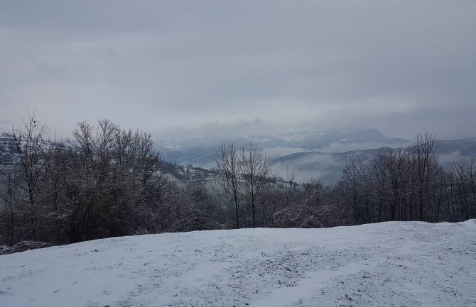 Oblačno sa kišom, na sjeveru slab snijeg