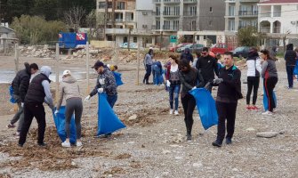 Za ljepši i ugodniji život: Omladina SD Bar čistila plažu u Čanju