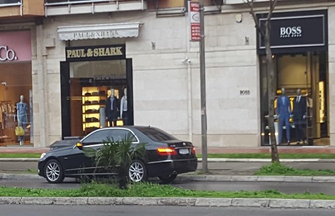 URA traži da Radunović kaže šta traži sa nepropisano parkiranim službenim vozilom