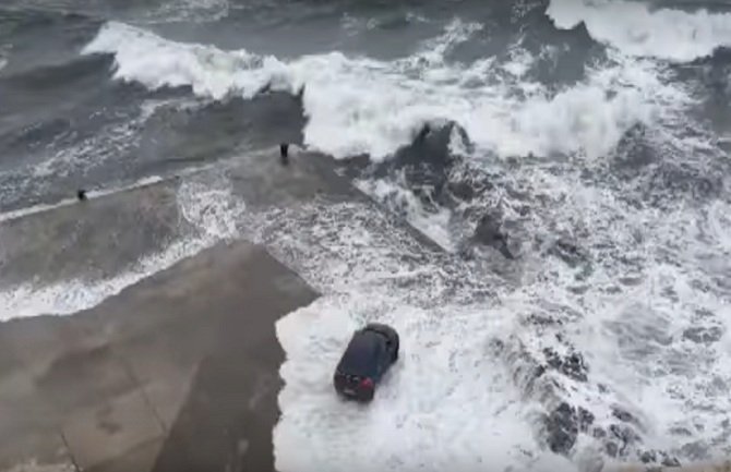 Pogledajte velike talase koji su iznenadili vozača BMW-a (VIDEO)