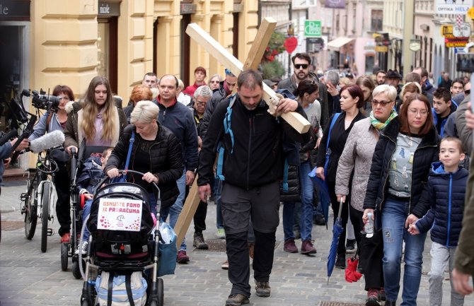 Krstonoša pješke stigao u Zagreb iz Rijeke, zaplakao prilikom obraćanja (FOTO)