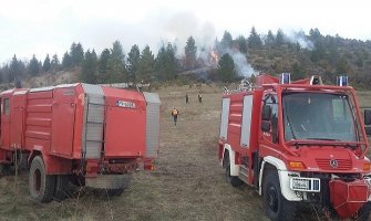 Požar nedaleko od Vrulje, prijetio da ugrozi kuće