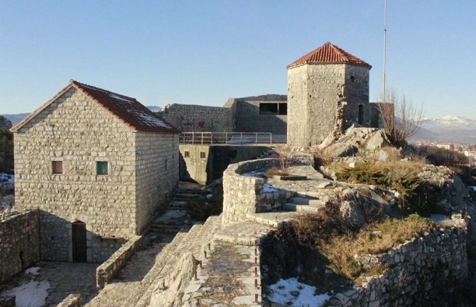 Omladina SD Nikšića osuđuje uništavanje Bedema