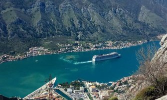 Kotor: Kruzer prilikom izlaska iz luke ispustio fekalije u more?