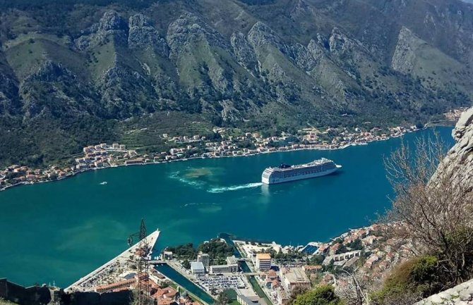 Kotor: Kruzer prilikom izlaska iz luke ispustio fekalije u more?