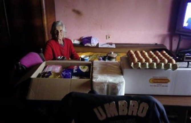 Socijalno ugroženima uljepšali praznik: 45 porodica iz više gradova dobilo Vesele korpe