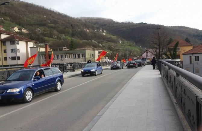 Đukanovićeve pristalice okupirale Bijelo Polje (FOTO)