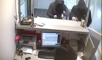 Ponovo opljačkana kladionica u PG: Prijetili pištoljem radnici pa odnijeli novac(VIDEO)