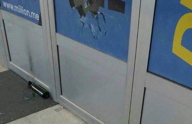 Molotovljevim koktelom na kancelarije DF-a u Budvi