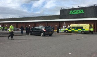 Automobil se zaletio u ljude ispred tržnog centra, petoro povrijeđeno (FOTO/VIDEO)