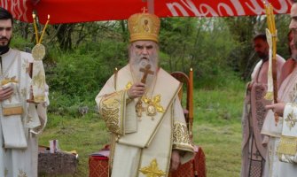 Amfilohije odlikovao roditelje sedmoro djece:  Bolje da vlast daje narodne pare majkama, nego NATOu